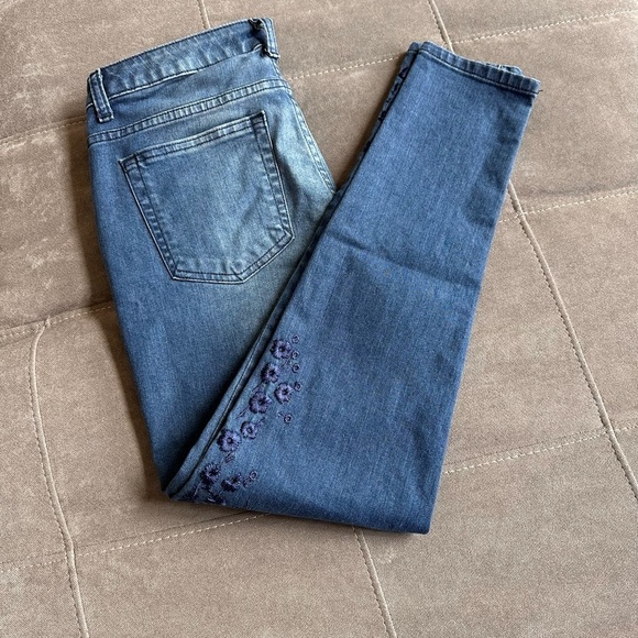 Michael Kors Blue Skinny Jeans with Floral Embroidery - Picture 4 of 11